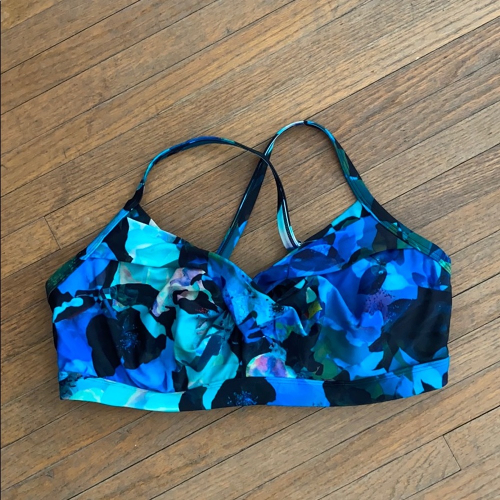 Barely worn Athleta bra-sized bikini top. 38 D/DD